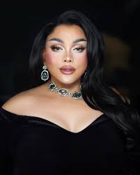 CATEGORY IS: Doble Kara Extravaganza For this week's runway, category is  “doble kara”. The brief was half man and half woman, so this is what I  immediately thought of doing. I grew