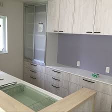 紫の壁紙 ペイントウッド柄 ラクシーナ パナソニックキッチン アクセントクロス などのインテリア実例 2019 08 22 16 18 41 roomclip ルームクリップ パナソニックキッチン カウンターキッチン レイアウト キッチン 背面収納