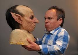 Warwick Davis With His Gringotts Goblin Bust Harry Potter Goblin Harry Potter Universal Warwick Davis