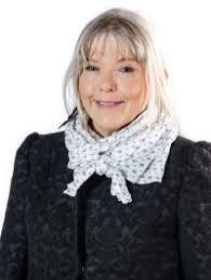 Carolyn Hamilton's Instagram, Twitter & Facebook