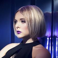 Look over this i really like this long short shaggy style, i'm feeling it the post i really like this long short shaggy style, i'm coiffure avec frange en 25 idées pour tout type de cheveux. Idee Coiffure De Fete 7 Tendances Pour Vos Soirees Jean Vallon