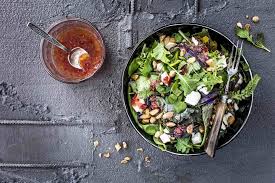 Wildkrautersalat Mit Ziegenkase Und Himbeer Vinaigrette Foodboom Rezept Himbeer Vinaigrette Vinaigrette Ziegenkase