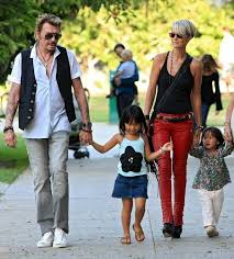 Le rockeur se transforme en papa au grand cœur. Johnny Hallyday Photos Johnny Hallyday His Wife Laeticia Her Mother Elyette Boudou And Their Children Jade B August 3 Johnny Johnny Halliday Girl Fashion