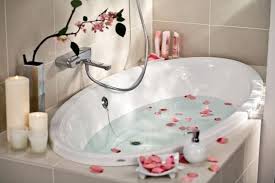 24 Ideen Fur Rosenbad Und Romantische Atmosphare Zum Valentinstag Badezimmer Dekor Badewanne Umbauen Badezimmer Klein