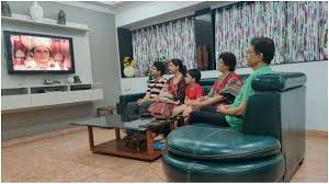 Untuk menemukan dan mengunduh video viral ini, warganet terus berupaya dengan menggunakan beberapa kata kunci namun memiliki satu tujuan. Ram Arun Govil Watches Ramayan With Family Seen The Viral Picture Yet Tv News India Tv