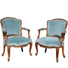 Pair Of Louis Xv Style Walnut Fauteuil In 2020 French Arm Chair Green Velvet Chair Victorian Couch