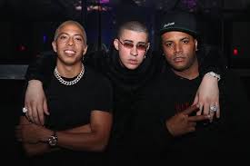 Bad bunny hizo referencia a hamdan bin mohammed mejor conocido como fazza, él es hijo del jeque mohamed bin rashid, el cual es propietario del por otra parte, cuando menciona la ciudad del sol, se está refiriendo a la misma ciudad de miami, la cual se caracteriza por tener sol radiante casi. Bad Bunny At Liv On Sunday World Red Eye World Red Eye