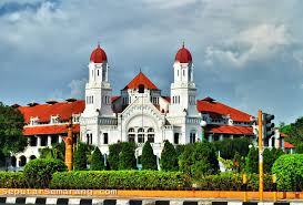 Lawang sèwu) adalah landmark di semarang, jawa tengah, indonesia, yang dibangun sebagai kantor pusat perusahaan kereta api hindia belanda. Mengenal Sejarah Dan Cerita Mistis Lawang Sewu Di Semarang