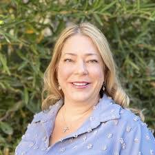 Carrie Hogue's Instagram, Twitter & Facebook