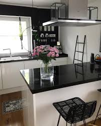 Monochrome Vibes Diese Kuche Im Schwarz Weiss Look Uberzeugt Auf Ganzer Linie Unser Highlight Der Rattan Design Fur Zuhause Innenarchitektur Inneneinrichtung