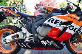 Модель спортивного мотоцикла honda cbr1000rr fireblade появилась на рынке в 2004 году, придя на смену honda cbr954rr fireblade. Featured Listing Zero Mile 2005 Honda Cbr1000rr Repsol Edition Rare Sportbikes For Sale