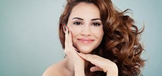 With olivia cooke, fra fee, rory fleck byrne, pat shortt. Trendy Ucesy Ktere Ovladnou Leto 2021 Od Jemnych Vln Pres Drdol Az Po Vyraznou Zrz Jenzeny Cz