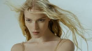 Elizabeth Hui's Instagram, Twitter & Facebook