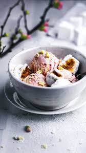 Strawberry Ice Cream With Marshmallows And Grated White Chocolate Rezeptideen Lebensmittel Essen Dessert Rezepte Einfach