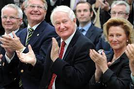 Hans rasmus astrup, shown here with queen sonja at the opening of the astrup fearnley museum last year, is a personal friend of the royal family and shares an enthusiasm for art with the queen. Naeringsliv Han Er Romerikes Rikeste