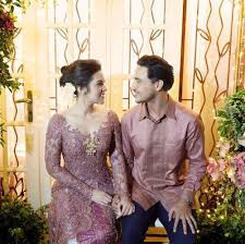 Kalau begitu anda harus persiapkan baju couple tunangan yang sesuai dengan acara penting itu. 12 Inspirasi Kebaya Couple Buat Tunangan Serasi Memesona