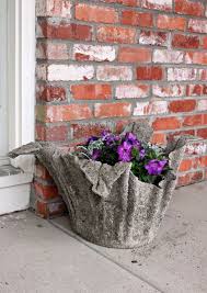 Nem Kell Tobbe Vagyonokert Nagymeretu Viragtartokat Vasarolnod Te Magad Akkora Meretut Keszithetsz Amily Diy Concrete Planters Concrete Planters Concrete Diy