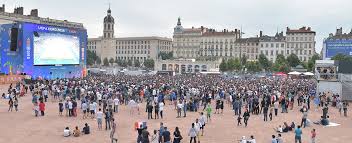 Città ospite di quattro partite tra cui degli ottavi di finale, anche nizza ha organizzato, com'è abitudine ormai da qualche edizione di questo torneo, la sua fan zone, divisa in due parti. Euro 2016 Fan Zone Audiovisual Power