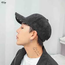 帽子控"我比较喜欢潮帽因为够𝐬𝐰𝐚𝐠🤙 而且戴起来#年轻又时尚🔥" 我们𝐓𝐢𝐢𝐩就是主推#简单又新潮的帽子🧢  包你戴了颜值高高💯 𝐒𝐰𝐚𝐠到不要不要的🤣 有时候要出门🚶 头发乱乱👨‍🦱