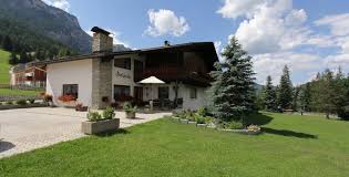 La camera matrimoniale vanta un proprio balcone, per ammirare le dolomiti al. Benvenuti All Apartments Bruscia Di La Villa Appartamenti Bruscia Appartamenti La Villa Alta Badia Val Badia Dolomiti Alto Adige Sudtirol