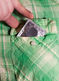 Description, photo, oeuvres similaires : L Homme Tient Le Preservatif Pour Un Doigt Pres De La Poche De La Chemise Verte Fermer Banque D Images Et Photos Libres De Droits Image 75243661