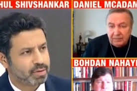 IK ben Mr. McAdams!”: Indiase interviewer gaat pijnlijk de mist in wanneer  hij praatgasten verwart en Oekraïense journalist de les spelt