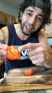 🍅 + @creative_explained = 🍅 🍅 🍅. Have you tried this trick? #plants  #plantlover #gardening #gardeningtips #houseplants #houseplanttips #seedling