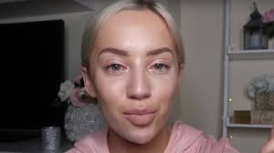 Influencer Elle Darby apologises over racist tweets