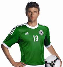 Wie sehen die neuen dfb deutschland ⚽ em trikots 2020 aus? Sturmer Thomas Muller Von Bayern Munchen Im Grunen Dfb Trikot Und Mit Tango 12 Dem Spielball Der Fussball Em2012 Mens Tops Polo Ralph Lauren Men S Polo Shirt