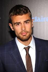 Theo James testmagasság statisztika