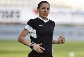 Stéphanie frappart, lors d'une rencontre de ligue 2 entre valenciennes et béziers, le 19 avril 2019. Stephanie Frappart Et Manuela Nicolosi Seront Au Mondial U20 Feminin Tous Arbitres