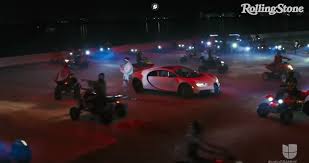 O carro vem com um grande baú prateado. Bad Bunny Queria Un Bugatti Chiron Y Ahora No Sabe Que Hacer Con El Puro Motor