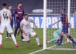 مجسم عن الكأس المسمَى بـفيكتوريا والذي حصل عليه البايرن بعد الفوز بأول لقب وطني عام 1932. Ø¨Ø±Ø´Ù„ÙˆÙ†Ø© X Ø¨Ø§ÙŠØ±Ù† Ù…ÙŠÙˆÙ†Ø® Ù‡Ø²ÙŠÙ…Ø© Ø£ÙˆØ±ÙˆØ¨ÙŠØ© ØºÙŠØ± Ù…Ø³Ø¨ÙˆÙ‚Ø© Ù„Ù„Ø¥Ø³Ø¨Ø§Ù† ÙˆÙ†ØªÙŠØ¬Ø© ØªØªØ­Ù‚Ù‚ Ù„Ø£ÙˆÙ„ Ù…Ø±Ø© Ù…Ù†Ø° 74 Ø¹Ø§Ù… Ø§ Ø§Ù„Ù…ØµØ±ÙŠ Ø§Ù„ÙŠÙˆÙ…