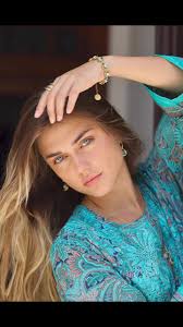 Beautiful St. Thomas silk dress and sparkling Erinite Swarovski jewelry  💚✨🫶🏼 www.camillaohrling.no