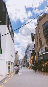 Festival bunga sakura di yeouido korea. Garosugil Korea Seoul Street Sinsadong Koreavibes Fotografi Perjalanan Pemandangan Kota Perjalanan Ke Luar Negeri