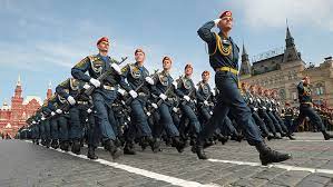 Un sinónimo es una palabra que tiene un significado casi idéntico a otra. La Plaza Roja Acoge El Mayor Desfile Militar De La Historia Moderna De Rusia Rt