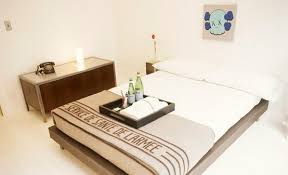 We've laid out how to outfit your space with the best guest bedroom ideas to make a comfortable, relaxing stay for your friends and family. 33 Cool Hotel Style Bedroom Design Ideas Digsdigs
