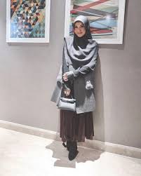 Beragam koleksi hijab syar'i dengan desain dan kualitas premium yang insyaallah menambah kecantikan bagi setiap muslimah yang. Tetap Tampil Modis Dengan Mix And Match Jilbab Syar I Ini Inspirasinya