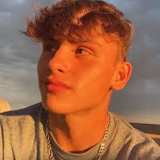 Logan Arnold's Instagram, Twitter & Facebook