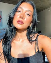 I walk into the room dripping in gold💛🔆✨🌟 this new body shimmer is  giving me life!!! I love glistening in the sun hehe