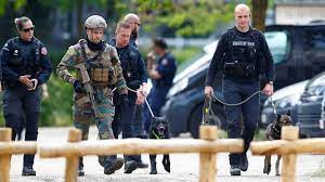 Belgische polizisten bewachen eine moschee. Abgetauchter Soldat In Belgien Flucht Als Inszenierung