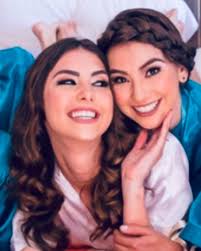 A mi hermana : Desde nuestra infancia aprendiendo de la una a la otra  aveces lejos pero a su vez tan cerca en todo momento. Da igual las veces en  las que