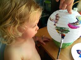 Laternen Mit Kleinkindern Bemalen Zum Martinsumzug Kinder Basteln Laternen Kindergeburtstag 3 Jahre Basteln Mit Kindern