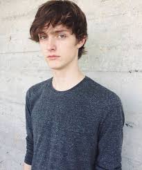 Answer 16 questions and find out which of these black haired guys you should date. Jesper Trip4 Boys Long Hairstyles Dark Haired Men Handsome Boys