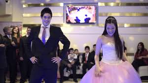 Los nervios de entregarte frente al altar quedaron atrás, ahora llegó el momento del baile. Las Mejores Canciones Para Tu Vals De 15 Anos Sugerencias Tu Fieston