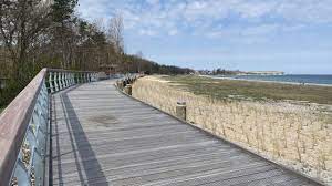 Boltenhagen hat zwei promenaden, die parallel verlaufen und durch den küstenschutzwald in ein grünes band gebettet sind. Meck Pomm News Flanieren Mit Meerblick Erster Abschnitt Von Boltenhagens Dunenpromenade Eroffnet Magdeburger News Das Nachrichtenportal News Rund Um Magdeburg