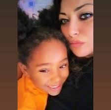 Il rooftop Nubeluz, situato al 50° piano del Ritz-Carlton Nomad a  Manhattan, è un elegante e moderno sky lounge progettato per offrire  un'esperienza unica tra le nuvole. Il suo design unisce elementi