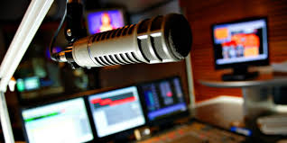 Η σοφία μιχαλίτση ξεκίνησε την επαγγελματική της καριέρα ως μουσική επιμελήτρια στο θέατρο. Megalh Apwleia Gia To Ellhniko Radiofwno Pe8ane H Sofia Mixalitsh Megali Apoleia Gia To Elliniko Radiofono Pethane I Sofia Michalitsi