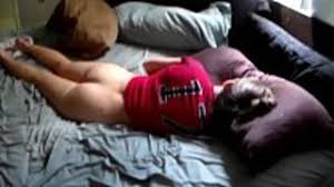 طيز امي مثير و جميل وشديد البياض وهي تنام عارية متعمدة حتى تثيرني سكس عربي فيديو