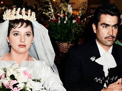 Ngủ với kẻ thù! 💔 Mara Patricia đã trải qua quãng thời gian địa ngục với Vicente Fernández Jr. sau khi phát hiện ra bí mật anh ta giấu cô 👀 Năm 2007, Mara Castañeda và Vicente Fernández Jr. đã...